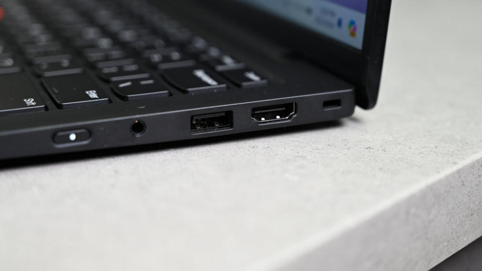 Gros plan des ports sur le côté droit du Lenovo ThinkPad X1 Carbon (12e génération), montrant, de gauche à droite, le bouton d'alimentation, la prise casque, le port USB-A, le port HDMI et la fente de verrouillage Kensington.