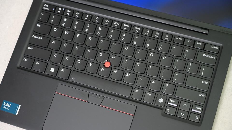 Vue de dessus du clavier du Lenovo ThinkPad X1 Carbon, avec un dispositif de pointage rouge entre le bas des touches G et H.