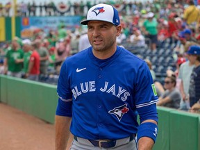 Joey Votto des Blue Jays de Toronto se dirige vers l'abri avant un match de baseball d'entraînement de printemps contre les Phillies de Philadelphie au BayCare Ballpark, le dimanche 17 mars 2024, à Clearwater, en Floride.