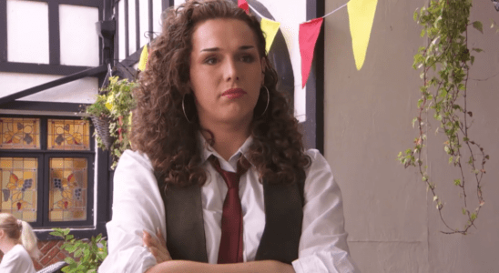 Kitty de Hollyoaks fait deux confessions importantes à Zoe