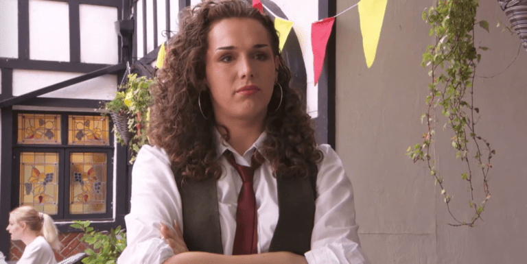 Kitty de Hollyoaks fait deux confessions importantes à Zoe
