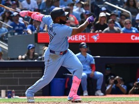 Le joueur de premier but des Blue Jays de Toronto, Vladimir Guerrero Jr., frappe un double RBI contre les Angels de Los Angeles, marquant George Springer, lors de la cinquième manche de baseball de la MLB à Toronto, le dimanche 25 août 2024.