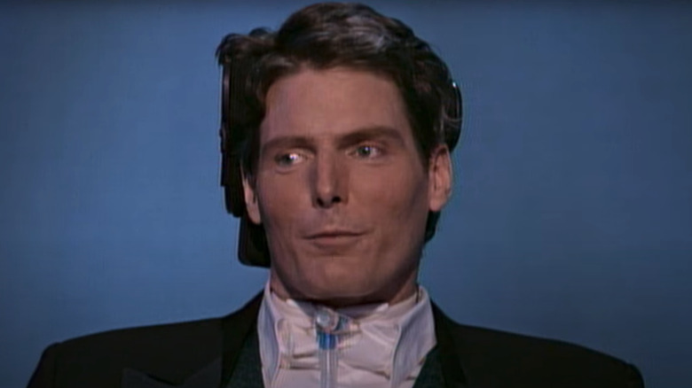 Christopher Reeve assis dans son fauteuil roulant sur scène aux Oscars