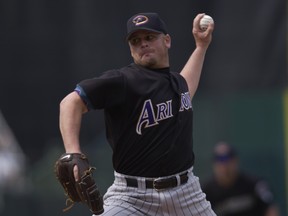 Le lanceur Greg Swindell des Diamondbacks de l'Arizona lance une balle contre les Phillies de Philadelphie en 2002.