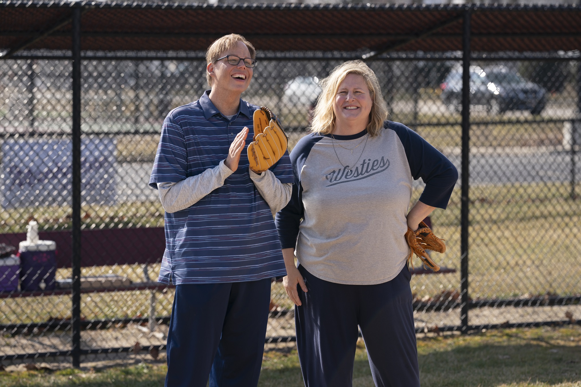 Jeff Hiller et Bridget Everett dans la saison 3 de « Somebody Somewhere »