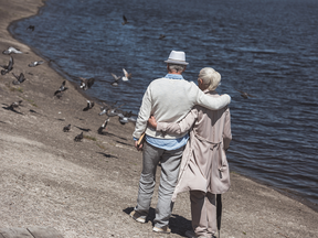 Couple de personnes âgées