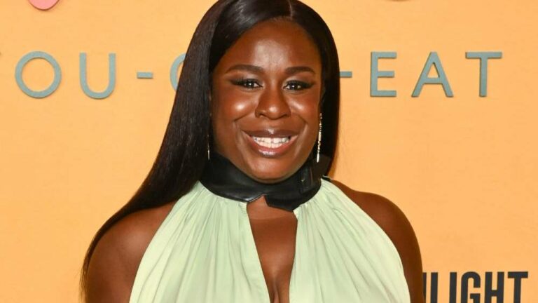 Uzo Aduba déclare qu'assister à la DNC et regarder Kamala Harris accepter sa nomination lui a donné l'impression qu'un « chèque exceptionnel avait finalement été versé pour le rêve américain »
	
	
