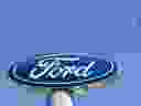 Le logo Ford est affiché chez un concessionnaire Ford le 21 août 2024 à Glendale, en Californie.