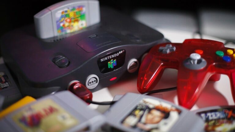 Aléatoire : L'ancien patron de Nintendo Reggie Fils-Aimé redécouvre sa collection N64
