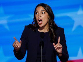 AOC moqué pour son accent « faux » lors d’un discours animé au DNC