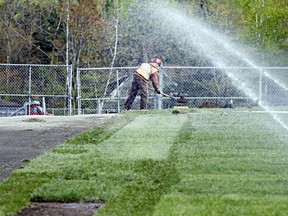 Une entreprise d’aménagement paysager peut proposer un licenciement saisonnier aux travailleurs pendant l’hiver.