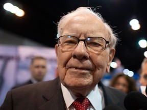 Warren Buffett, PDG de Berkshire Hathaway, s'adresse à la presse à son arrivée à l'assemblée annuelle des actionnaires 2019 à Omaha, Nebraska, le 4 mai 2019.