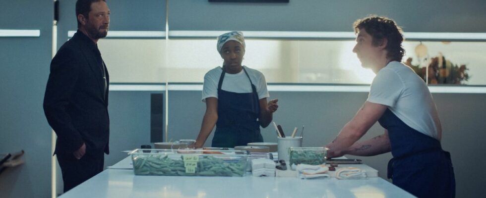 Richie (Ebon Moss-Bachrach), Sydney (Ayo Edebiri) and Carmy (Jeremy Allen White) discuss their restaurant on The Bear