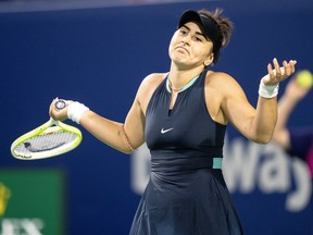 La Canadienne Bianca Andreescu réagit après sa défaite contre l'Ukrainienne Lesia Tsurenko à l'Open Banque Nationale de Toronto, le mardi 6 août 2024.