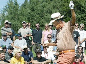 La légende du golf Chi Chi Rodriguez utilise un club comme épée lors d'une clinique de golf en Alberta.