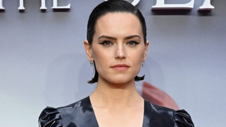 Daisy Ridley révèle son diagnostic de maladie de Graves Plus de Variety Les plus populaires À lire absolument Inscrivez-vous aux bulletins d'information de Variety Plus de nos marques
	
	
