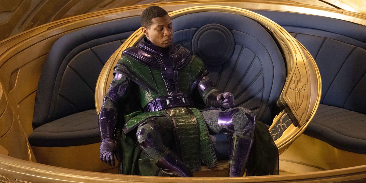 Kang est assis sur son trône de vaisseau spatial multiversal dans Ant-Man et la Guêpe : Quantumania