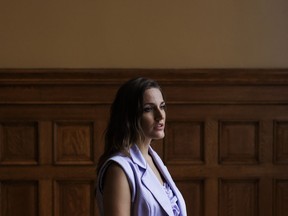 Cait Alexander, une défenseure des survivantes d'agressions sexuelles, est photographiée à Queen's Park à Toronto, le 15 mai 2024.