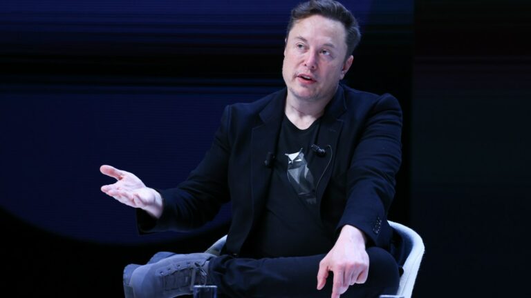 Elon Musk moqué dans les émissions de fin de soirée après avoir été accusé d'avoir simulé une cyberattaque lors d'une interview avec Trump
