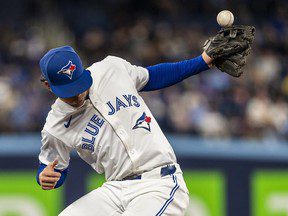 Ernie Clement et sa batte brûlante propulsent les Blue Jays devant les Angels lors du match d’ouverture de la série