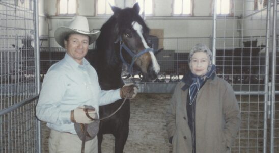 Extrait exclusif du documentaire « The Cowboy and the Queen » explore la reine Elizabeth II et son lien inattendu avec un entraîneur de chevaux californien Plus de Variety Les plus populaires À lire absolument Inscrivez-vous aux bulletins d'information de Variety Plus de nos marques