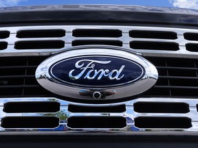 Le logo Ford est affiché sur la calandre d'une camionnette sur le terrain d'un concessionnaire, le 29 mai 2024, à Salem, NH