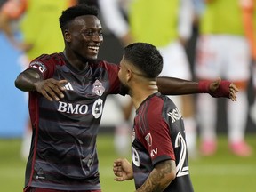 Le milieu de terrain du Toronto FC Derrick Etienne (11) célèbre son but avec son coéquipier Lorenzo Insigne (24) lors de la première mi-temps de la phase de groupes de la Leagues Cup contre Pachuca, à Toronto, le dimanche 4 août 2024.