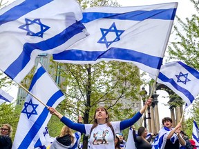 Des milliers de partisans d'Israël ont participé à un rassemblement à la Place du Canada à Montréal le 14 mai 2024, pour célébrer le 76e anniversaire de la fondation d'Israël.