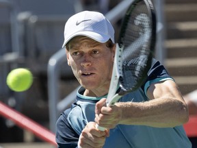 L'Italien Jannik Sinner renvoie un coup au Chilien Alejandro Tablilo lors de leur match à l'Open de tennis masculin Banque Nationale, le samedi 10 août 2024 à Montréal.