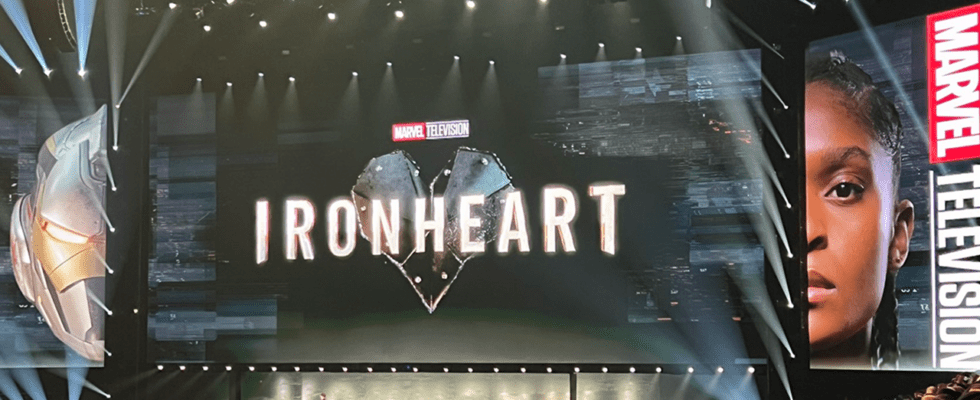 Ironheart de Marvel dévoile de nouvelles images au D23 2024, révélant les risques que Riri prendra pour construire son costume