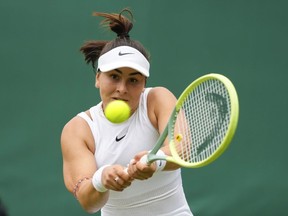 Bianca Andreescu joue un retour de revers contre Linda Noskova lors de leur match du troisième jour des championnats de tennis de Wimbledon à Londres, le 3 juillet 2024. Bianca Andreescu affrontera Lesia Tsurenko d'Ukraine pour donner le coup d'envoi de l'Open Banque Nationale de la star du tennis canadien.