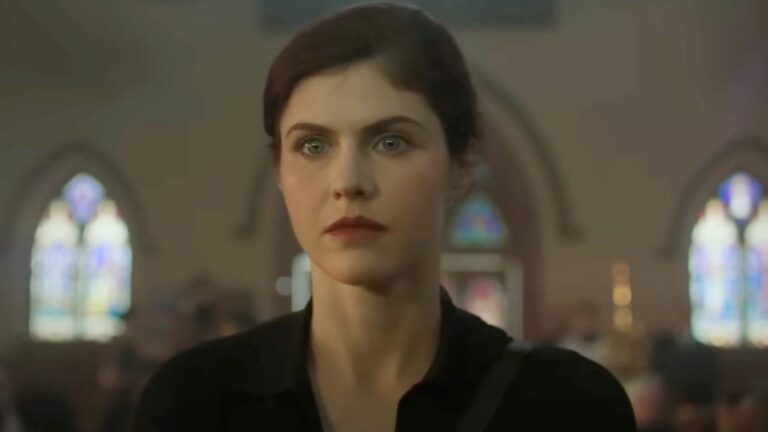 J'ai attendu et attendu pour regarder Mayfair Witches. Alexandra Daddario célèbre sa sortie sur Netflix, mais je pense que cela met en évidence un gros problème d'AMC
