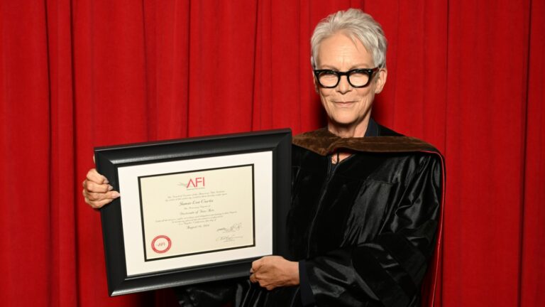 Jamie Lee Curtis reçoit un doctorat honorifique de l'AFI : « Je suis la représentation de ceux qui ont réussi mais qui n'ont pas réussi »
