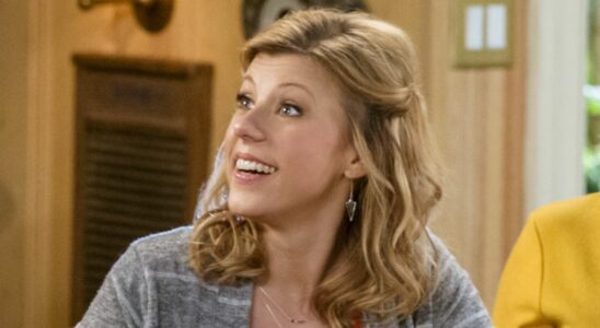 Stephanie Tanner smiling in Fuller House kitchen