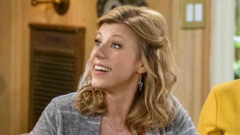 Stephanie Tanner smiling in Fuller House kitchen