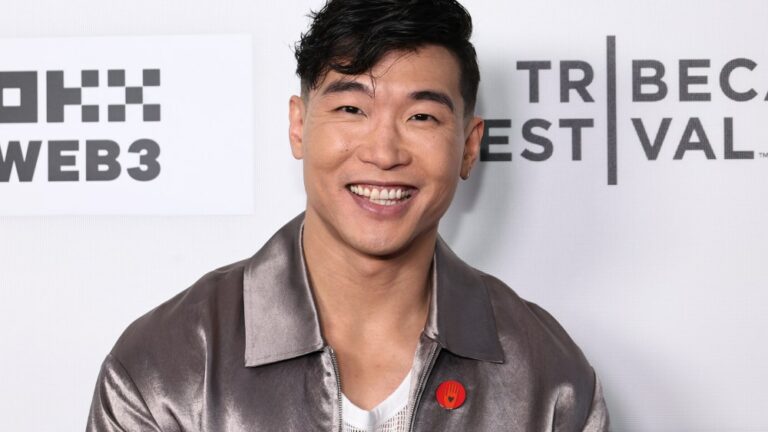 Joel Kim Booster choisi pour animer le podcast « Bad Dates » de SmartLess : l'acteur dit qu'il est un « survivant d'une vie de mauvais rendez-vous » Plus de Variety Les plus populaires À lire absolument Inscrivez-vous aux newsletters de Variety Plus de nos marques
	
	
