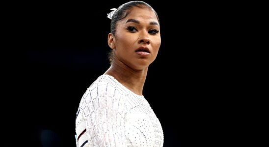 Jordan Chiles a le cœur brisé par la perte de sa médaille olympique, déclare que « cette décision semble injuste » et dénonce les « attaques racistes » en ligne : « extrêmement blessantes »