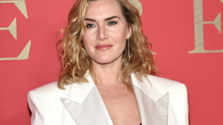 Kate Winslet affirme qu'un membre de l'équipe lui a demandé de « se redresser » pour cacher ses « bourrelets » devant la caméra ; elle a rétorqué : « Pas question ! C'est délibéré »
	
	
