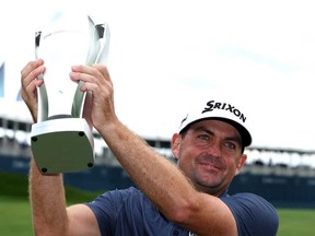 Keegan Bradley des États-Unis brandit le trophée après avoir remporté le championnat BMW au Castle Pines Golf Club le 25 août 2024 à Castle Rock, Colorado.