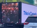 Capture d'écran d'une vidéo publiée sur X montrant un camion transportant un message sur les musulmans priant dans les espaces publics au Canada. 