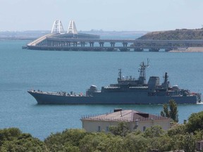 Un navire de débarquement militaire russe navigue non loin de Kertch, en Crimée, le lundi 17 juillet 2023.
