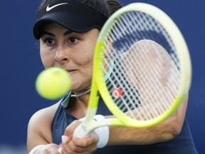 La Canadienne Bianca Andreescu frappe un retour contre l'Ukrainienne Lesia Tsurenko à l'Open Banque Nationale de Toronto, le mardi 6 août 2024.