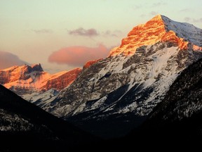 Le mont Kidd baigne dans la lumière du petit matin.