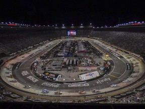 Les pilotes se frayer un chemin autour du Bristol Motor Speedway pendant une période de prudence dans la course NASCAR Xfinity Series.