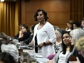 La ministre des Femmes et de l’Égalité des genres et de la Jeunesse, Marci Ien, se lève pendant la période des questions à la Chambre des communes sur la Colline du Parlement à Ottawa, le 5 juin 2024.