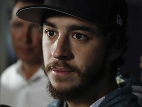 Johnny Gaudreau des Flames de Calgary s'adresse aux médias lors de la journée de tests du camp principal des Flames à Calgary, le jeudi 12 septembre 2019.