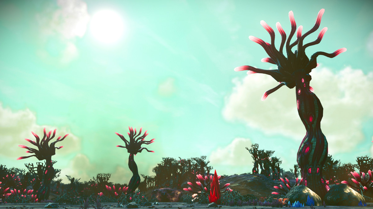 Trois plantes sur une planète dans No Man's Sky, avec une flore grêle surmontée de bulbes roses, sur fond de ciel cyan clair.