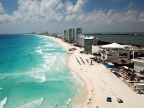 Vue aérienne d'une plage presque vide à Cancun, État de Quintana Roo, Mexique, le 28 mars 2020.