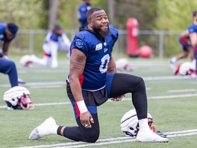 Le joueur de ligne défensive Shawn Lemon s'étire lors du camp d'entraînement des Alouettes à St-Jérôme.