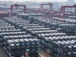 Des voitures électriques BYD attendant d'être chargées sur un navire sont visibles empilées au terminal international à conteneurs du port de Taicang à Suzhou.